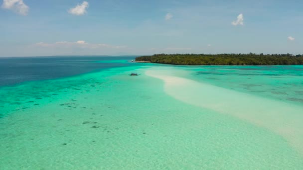 Sandy beach in the lagoon with turquoise water. Balabac, Palawan, Philippines. — Stock Video