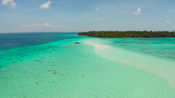 Piaszczysta plaża w lagunie z turkusową wodą. Balabac, Palawan, Filipiny. — Wideo stockowe