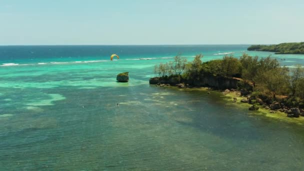 Bulabog sahilindeki uçurtmacılar, Boracay Adası, Filipinler — Stok video