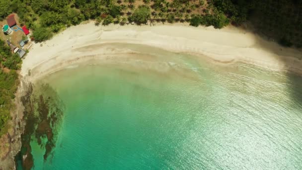 Tropikalna plaża z białym piaskiem, widok z góry. — Wideo stockowe