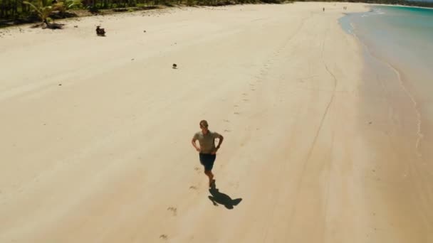 Homem correndo na praia no verão — Vídeo de Stock