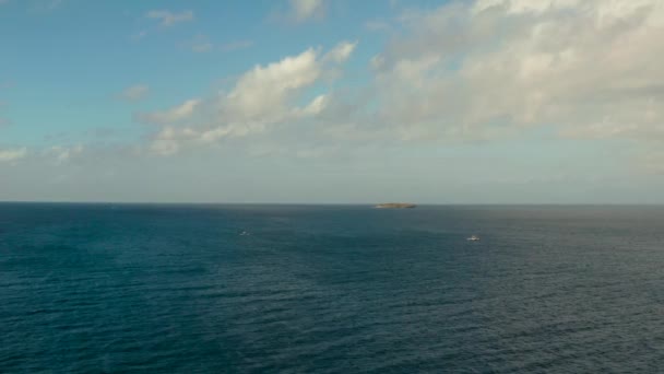 Zeegezicht, eiland en lucht met wolken, Cebu, Filippijnen. — Stockvideo