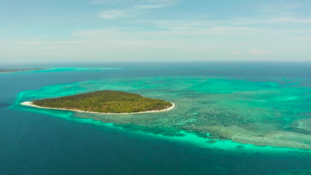 Isla tropical con playa de arena. Balabac, Palawan, Filipinas. — Vídeo de stock