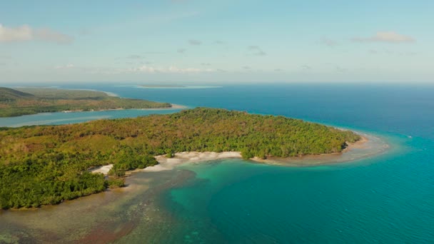 Línea costera en la isla tropical. Isla Balabac, Palawan — Vídeo de stock