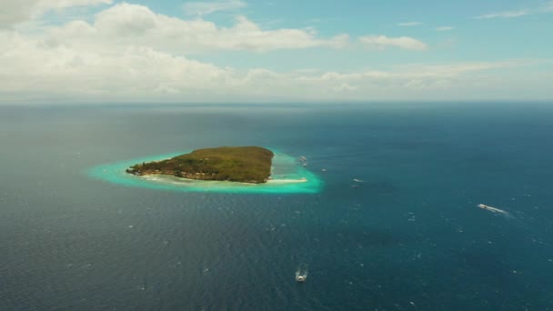 Ilha tropical em mar aberto. Sumilon Island, Filipinas — Vídeo de Stock