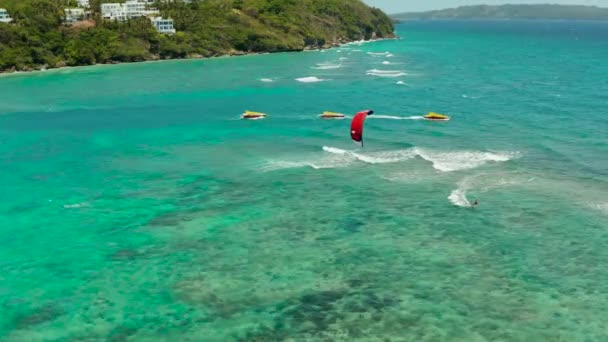 Kitesurfistas en la playa Bulabog, isla de Boracay, Filipinas — Vídeo de stock