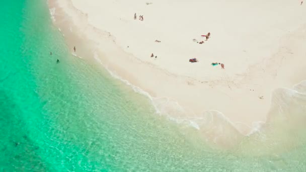 Tropische Daco-Insel mit Sandstrand und Touristen. — Stockvideo