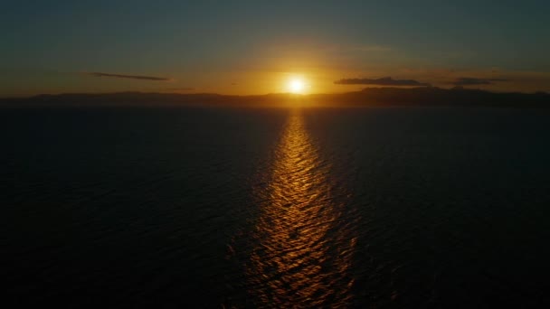 Ciel nuageux sur la mer au coucher du soleil. — Video