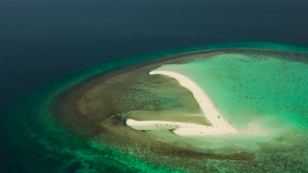 砂浜と熱帯の島。フィリピンのカミグイン — ストック動画