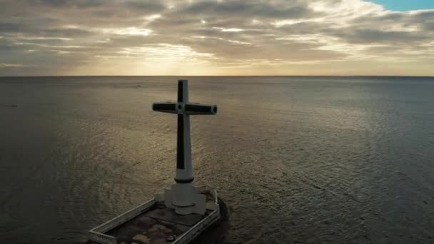 Zatopiony krzyż cmentarny na wyspie Camiguin, Filipiny. — Wideo stockowe