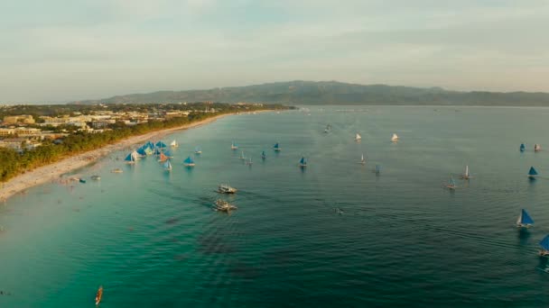 Tropisk strand och segelbåtar, Boracay, Filippinerna — Stockvideo