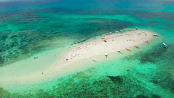 Isola di sabbia con una spiaggia e turisti. Isola Nuda, Siargao — Video Stock