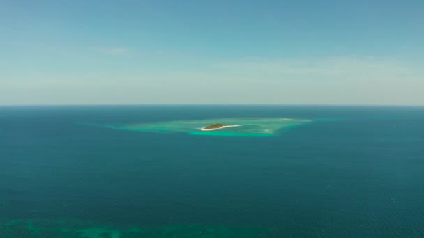 Concepto de viaje con una playa de arena y mar azul. Balabac, Palawan, Filipinas. — Vídeos de Stock