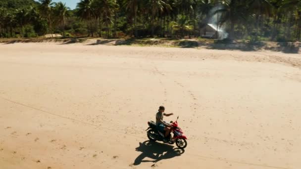 Mann fährt Motorrad am Strand. — Stockvideo