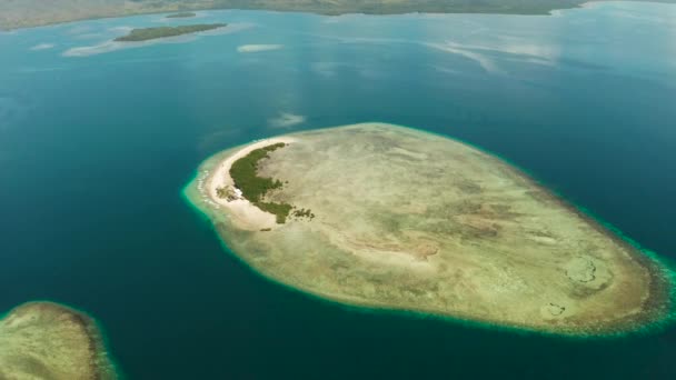 Tropický ostrov s písečnou pláží. Palawan, Filipíny — Stock video