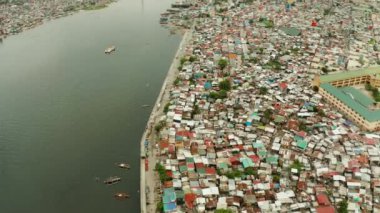 Manila 'nın gecekondu ve yoksul semtleri.