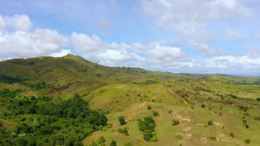 Yeşil tepeler ve bulutlu mavi gökyüzü. Luzon adasının güzel manzarası, hava manzarası.