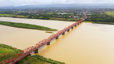 Cagayan Nehri üzerindeki köprü, Filipinler, hava manzarası.