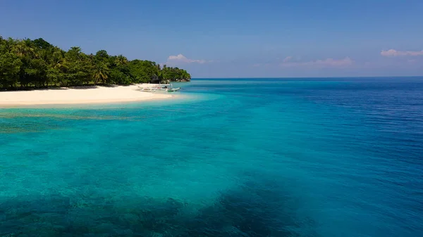 Isola di Mahaba, Filippine. Bella spiaggia di sabbia bianca. — Foto Stock