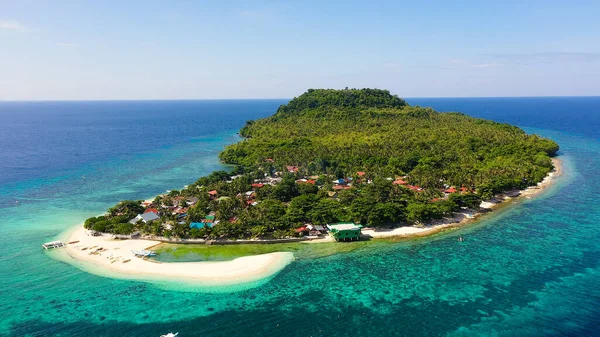 Himokilan Island, Leyte Island, Filipíny. Tropický ostrov s vesnicí a bílou pláží. — Stock fotografie