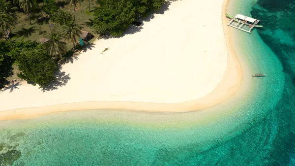 Tropical island on the attole, top view. Mahaba Island, Philippines. — Stock Photo, Image