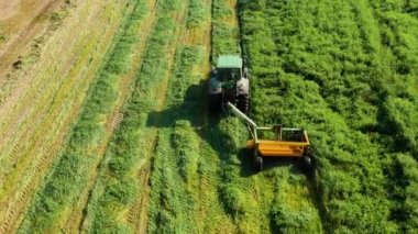 Mekanize edilmiş çim biçme makinesi olan traktör