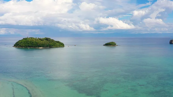 Seascape com céu bonito e ilhas. Ilhas tropicais, vista superior. Mar azul-turquesa com recifes de coral. — Fotografia de Stock