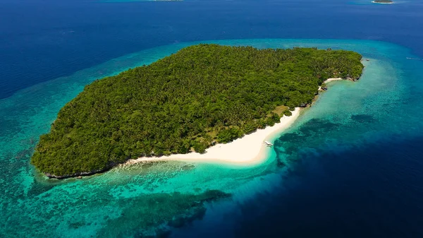 Atol com uma bela ilha, vista aérea. Praia de areia branca e mar azul. Ilha Mahaba, Filipinas. — Fotografia de Stock