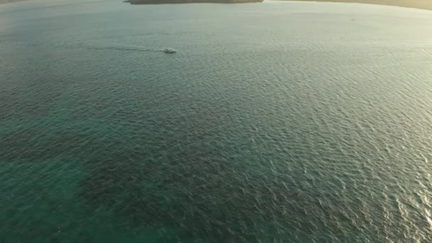 Μηχανοκίνητο σκάφος Φιλιππίνων στην επιφάνεια του νερού — Αρχείο Βίντεο