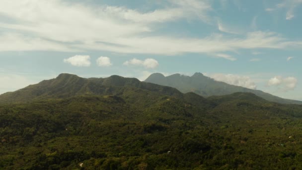 Montagnes couvertes de forêt tropicale, Philippines, Camiguin. — Video