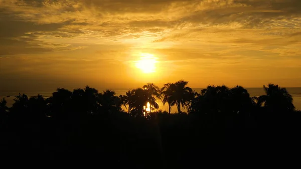 Sunrise over the sea in the tropics, aerial view. — Stock Photo, Image