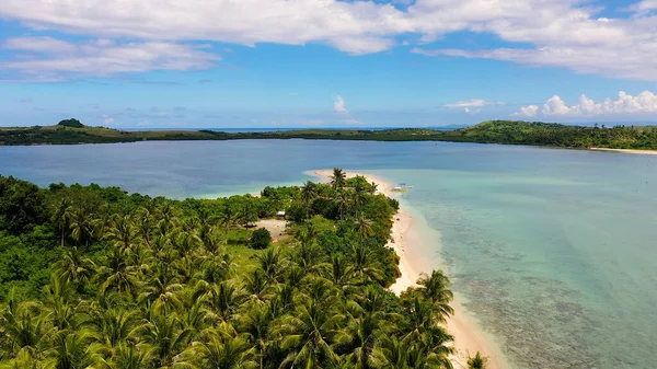 Tropical island with palm trees and a white sandy beach. Caramoan Islands, Philippines. — Stock Photo, Image