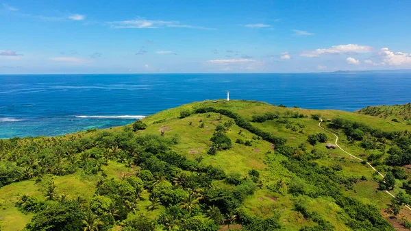 Φάρος σε τροπικό νησί, θέα από πάνω. Basot Island, Caramoan, Camarines Sur, Φιλιππίνες. — Φωτογραφία Αρχείου