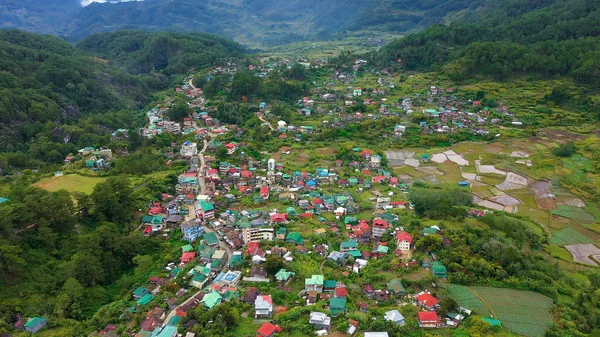 Город окружен горами, вид сверху. Город Сагада на острове Лусон, Филиппины . — стоковое фото