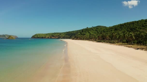 Playa tropical con arena blanca, vista desde arriba. — Vídeo de stock