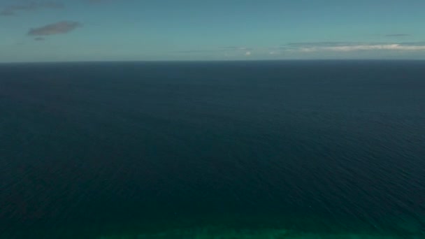 Isla tropical con playa de arena. Camiguin, Filipinas — Vídeos de Stock