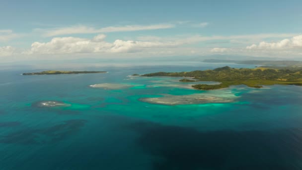 Capa marinha com ilhas tropicais e águas turquesa. — Vídeo de Stock