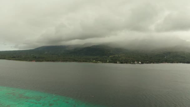 Isla tropical cubierta de nubes, Filipinas, Camiguin . — Vídeos de Stock