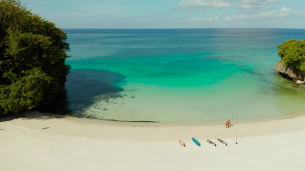 Тропічний пляж і синя лагуна . — стокове відео