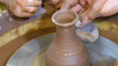 Potter 'ın Çömlekçi çarkı ve elleri.