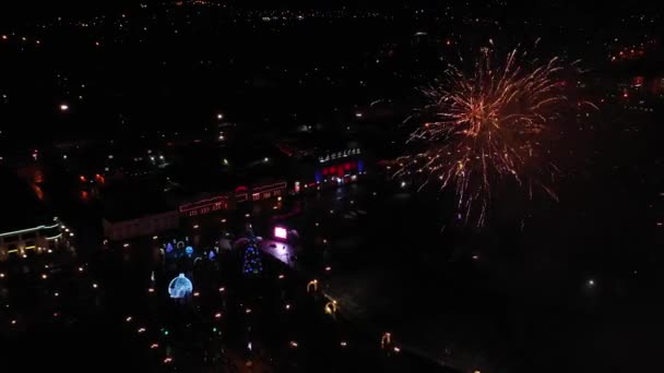 Fuegos artificiales en el cielo nocturno. Vista aérea. — Vídeo de stock