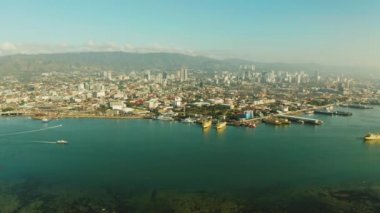 Gökdelenleri ve binaları olan modern şehir Cebu, Filipinler.