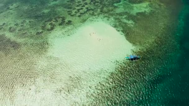 Mercan resifindeki kumsal. Balabac, Palawan, Filipinler. — Stok video