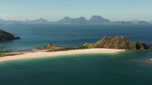 Grande plage tropicale avec sable blanc, vue d'en haut.