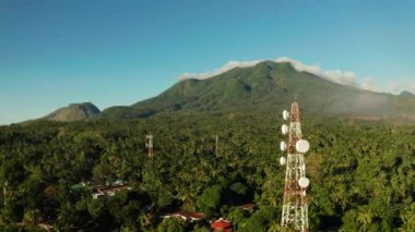 Telekomünikasyon kulesi, Asya 'daki iletişim anteni.