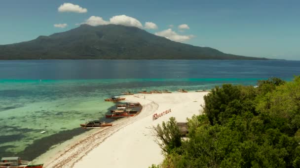 Isla tropical con playa de arena. Isla Mantigue, Filipinas — Vídeo de stock