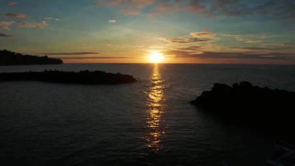 Céu nublado sobre o mar durante o pôr do sol. — Vídeo de Stock