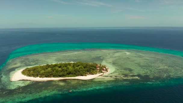Tropisk ö med sandstrand. Mantigue Island, Filippinerna — Stockvideo