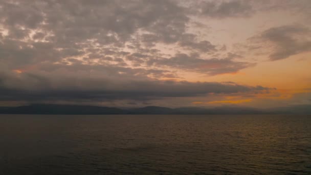 Ciel nuageux sur la mer au coucher du soleil. — Video