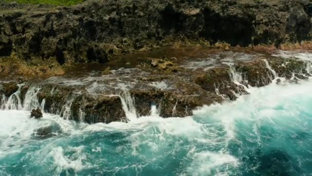 Océan avec vagues qui s'écrasent sur le rivage